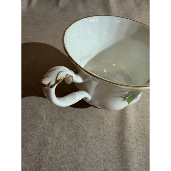 Royal Albert Trillium Teacup and Saucer Set Bone China England Vintage Floral - Picture 10 of 10